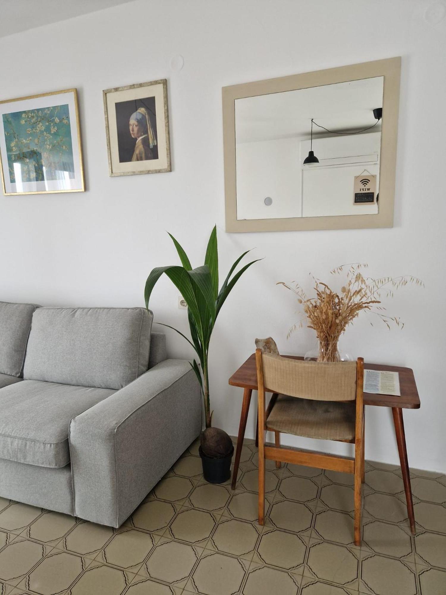 Laura Apartment *